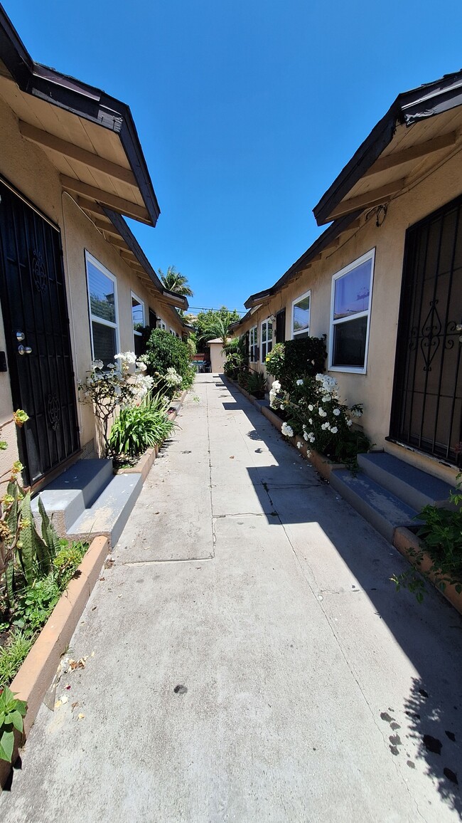 4037 W El Segundo Blvd, Unit B in Hawthorne, CA - Foto de edificio - Building Photo