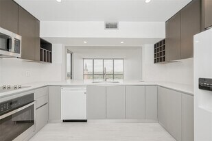 5001 Woodway Dr in Houston, TX - Building Photo
