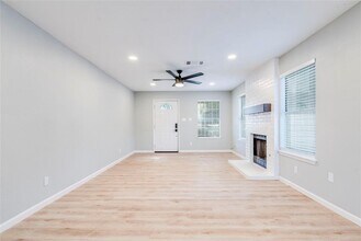 13808 Lothian Dr in Pflugerville, TX - Foto de edificio - Building Photo
