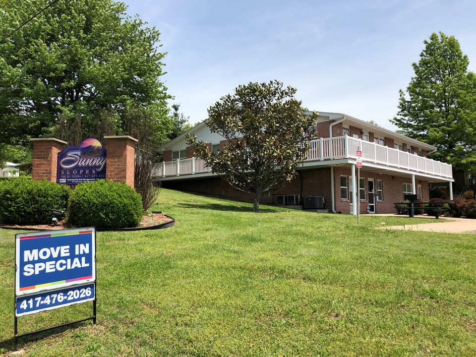 Sunny Slopes in Pierce City, MO - Building Photo