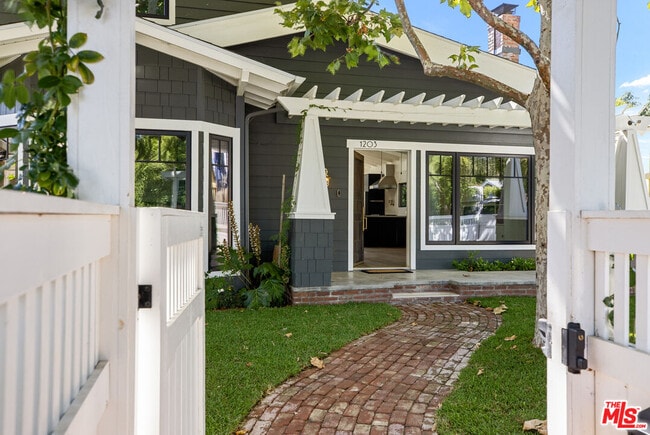 1203 N Poinsettia Pl in West Hollywood, CA - Building Photo - Building Photo