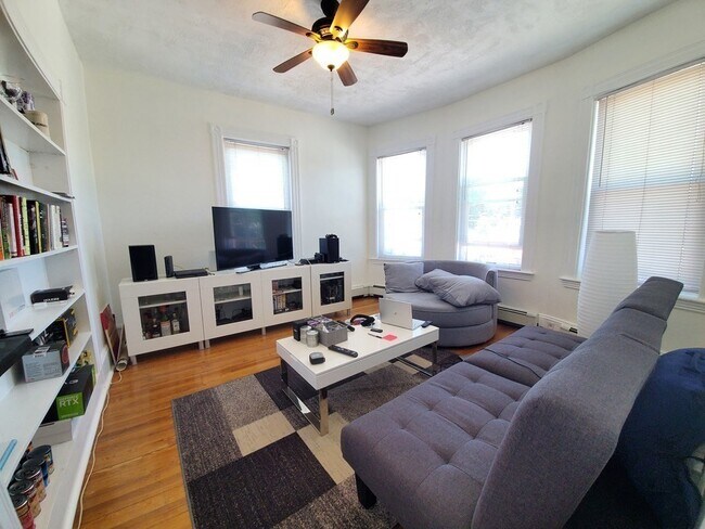 22 Belmont St, Unit 3 in Watertown, MA - Building Photo - Building Photo