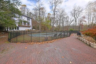 27 Sky Meadow Rd in Suffern, NY - Building Photo - Building Photo