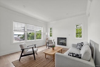 20 Secatoag Ave in Port Washington, NY - Building Photo - Building Photo