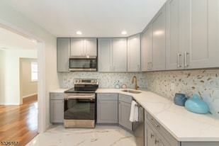 8 Fairview Dr. in West Milford, NJ - Building Photo