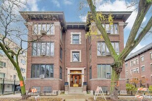 3755 N Pine Grove Ave in Chicago, IL - Building Photo