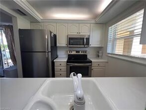 3000 Gulf Shore Blvd N-Unit -211 in Naples, FL - Foto de edificio - Building Photo