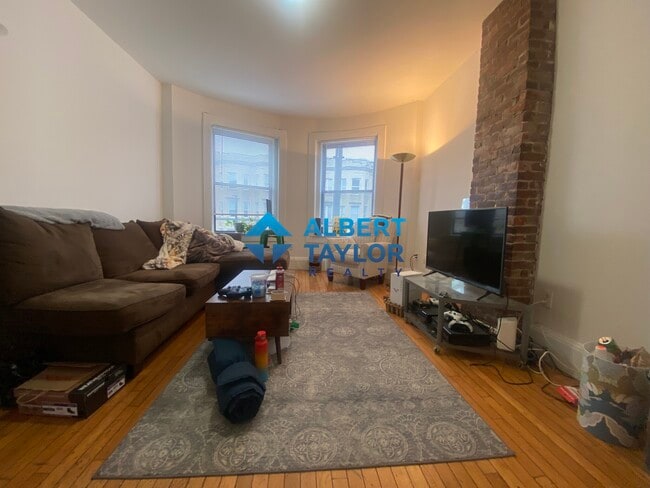 872 Huntington Ave, Unit 3 in Boston, MA - Foto de edificio - Building Photo