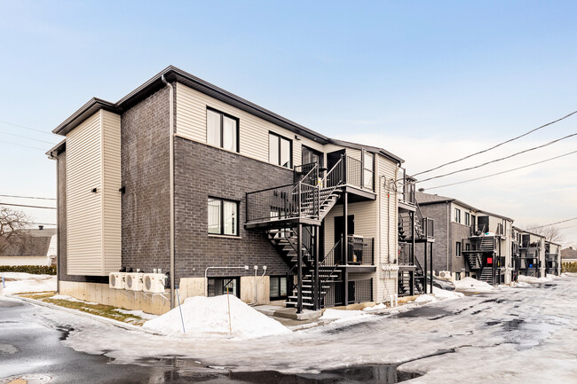 2514-2588 Sainte-Anne St in Varennes, QC - Building Photo - Building Photo