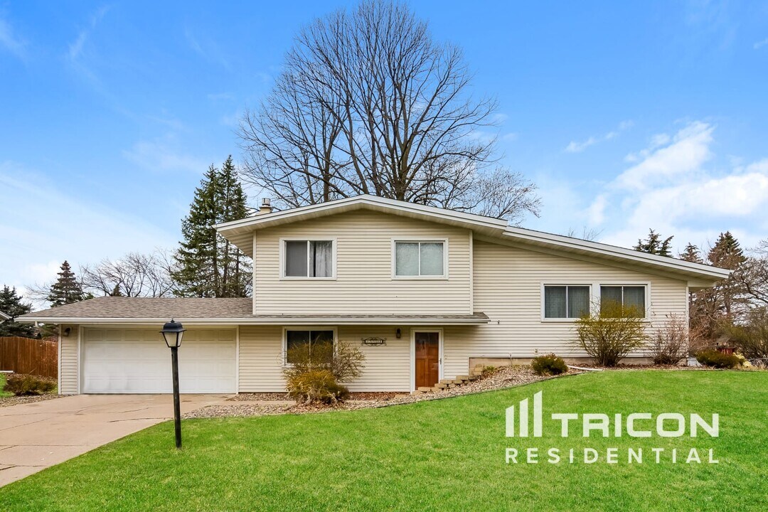 13508 Bryant Ave in Burnsville, MN - Building Photo