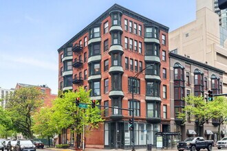 104 W Oak St, Unit 3E in Chicago, IL - Foto de edificio - Building Photo