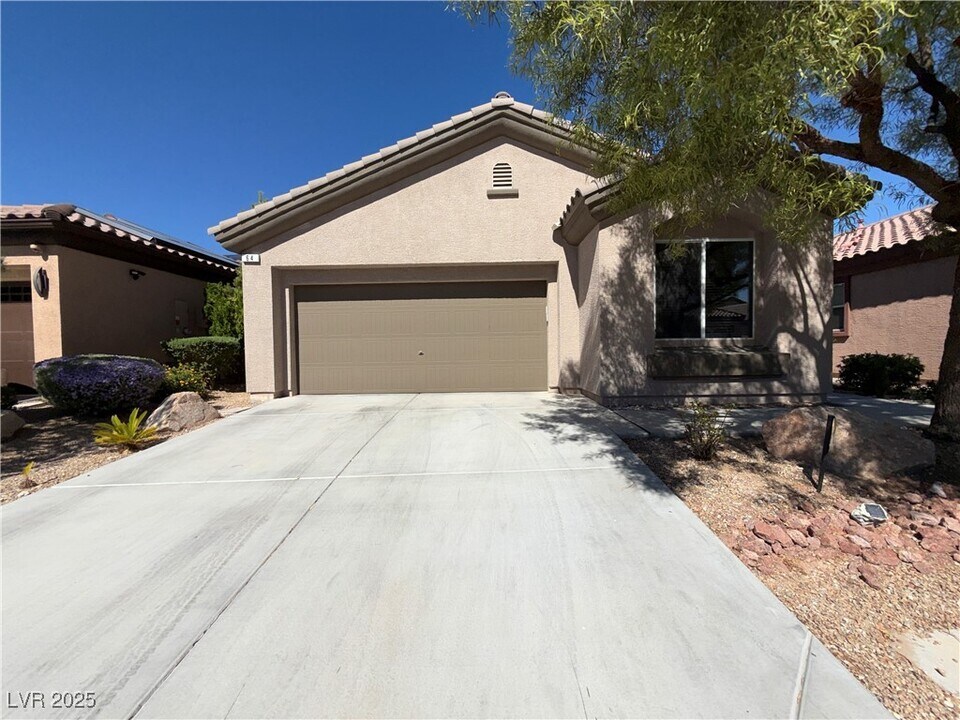 64 Island Course Ave in Las Vegas, NV - Building Photo