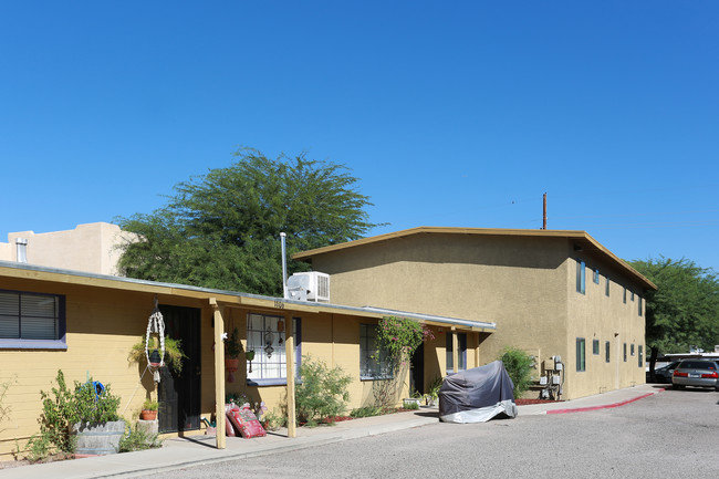 5126-5140 E Bellevue Ave in Tucson, AZ - Foto de edificio - Building Photo