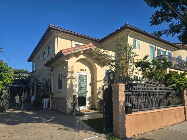 8015 Mermaid Cir in Huntington Beach, CA - Building Photo - Building Photo