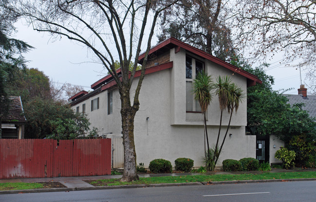 2421 W St in Sacramento, CA - Foto de edificio - Building Photo