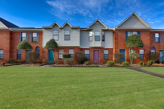 Huntington Place Townhomes in Decatur, AL - Building Photo - Building Photo