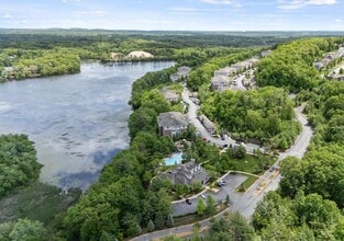 Lodge at Ames Pond in Tewksbury, MA - Foto de edificio - Building Photo