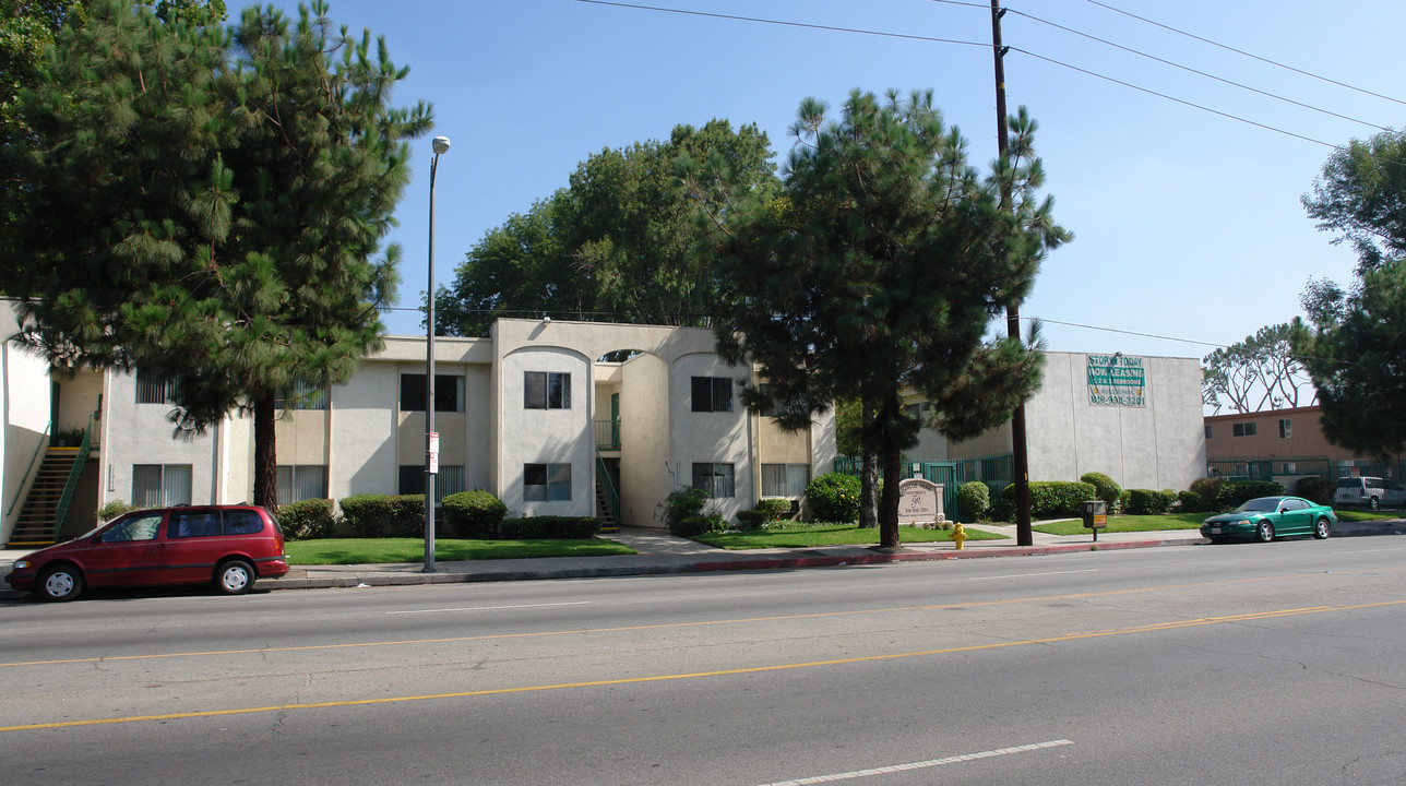 Roscoe Park Apartments in Canoga Park, CA - Building Photo