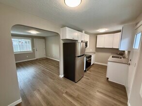 1762 Evergreen Ave NE, Unit 1762 in Salem, OR - Building Photo - Building Photo