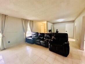 10491 SW 122nd Ct in Miami, FL - Foto de edificio - Building Photo