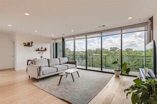 900 S 1st St in Austin, TX - Building Photo