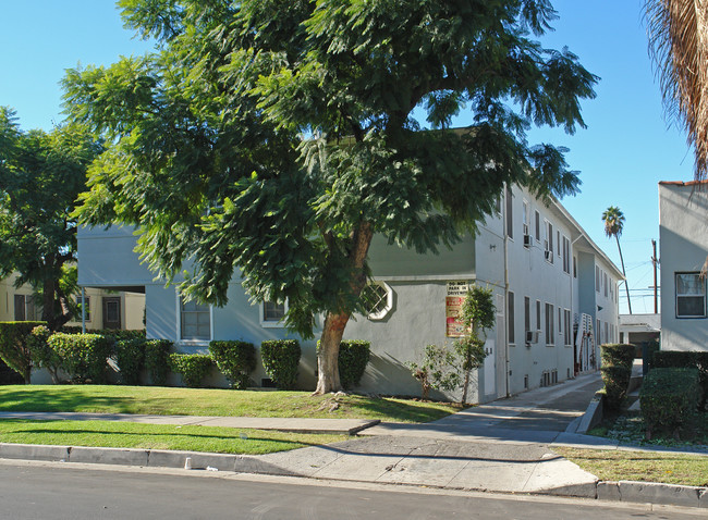 1135 S Norton Ave in Los Angeles, CA - Foto de edificio - Building Photo