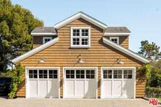 6763 Zumirez Dr in Malibu, CA - Building Photo - Building Photo