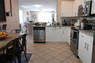 2076 Hacienda Terrace in Weston, FL - Building Photo - Building Photo