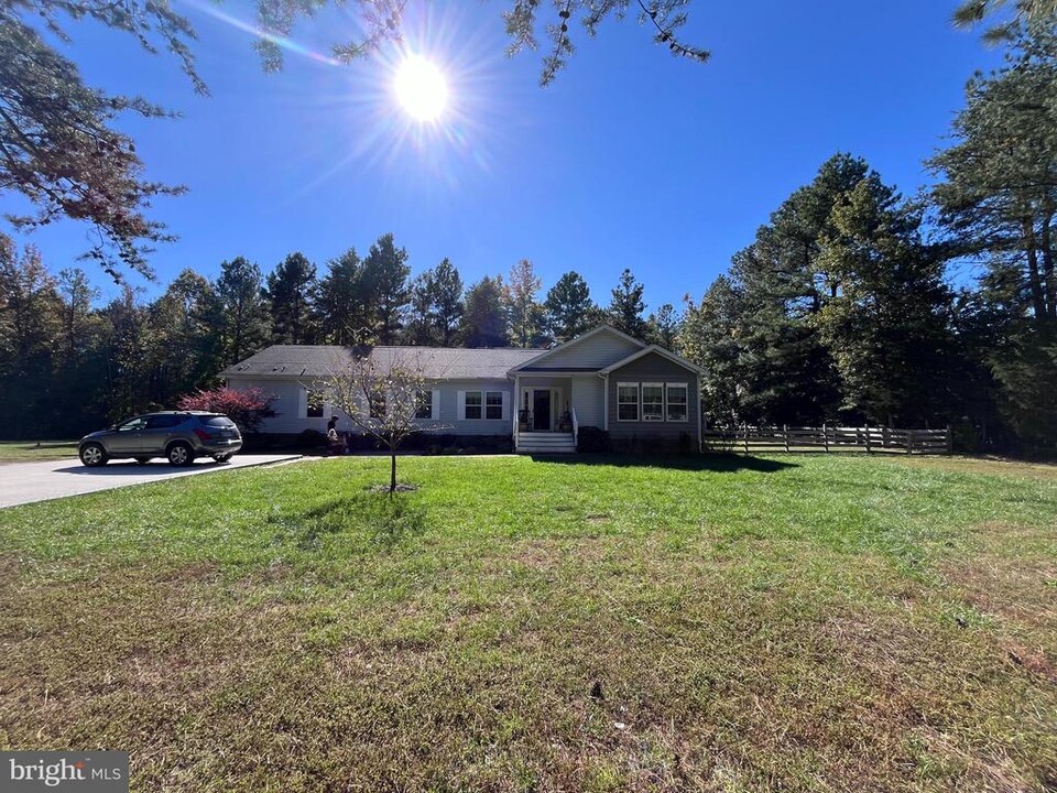 4438 Blantons Rd in Ruther Glen, VA - Foto de edificio