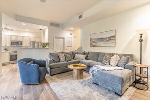 651 10th Ave S in Naples, FL - Building Photo