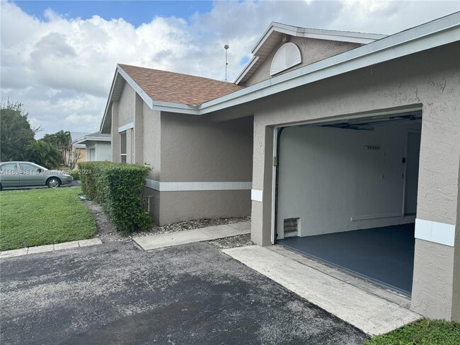 1101 SW 98th Terrace in Pembroke Pines, FL - Building Photo - Building Photo