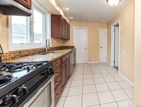 5 Lewis Pl in Lynbrook, NY - Building Photo - Building Photo