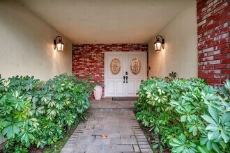 23022 Peacock Ct in Calabasas, CA - Foto de edificio - Building Photo