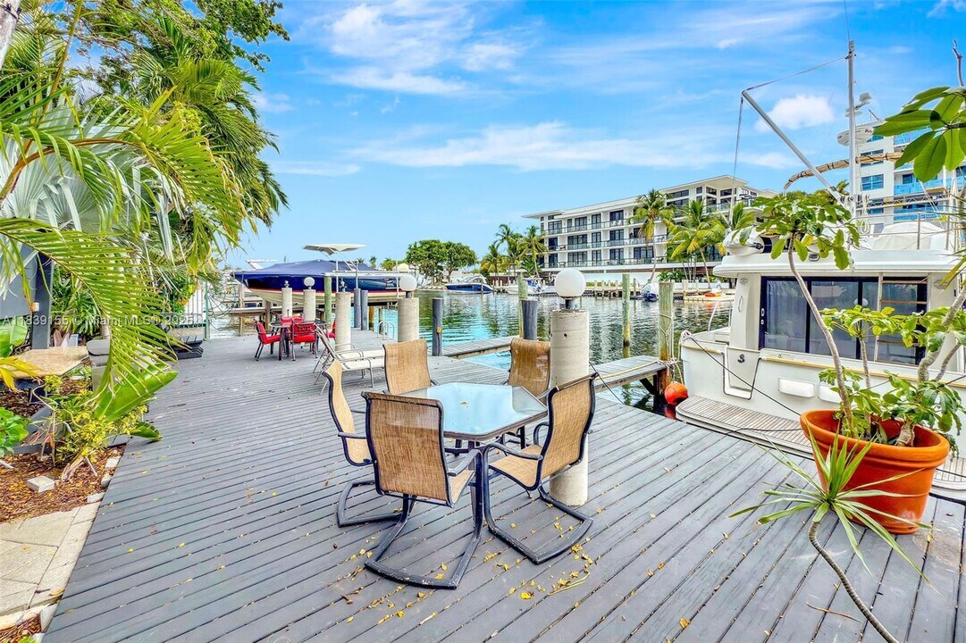 322 Hendricks Is, Unit 3 in Fort Lauderdale, FL - Foto de edificio
