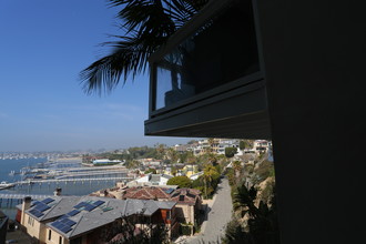 227 Carnation Ave in Corona Del Mar, CA - Foto de edificio - Building Photo