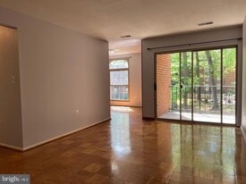 3356 Woodburn Rd, Unit 24 in Annandale, VA - Building Photo