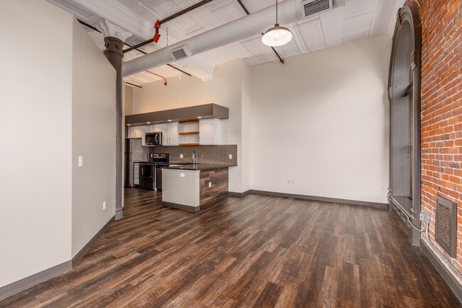 Spaghetti Works Apartments in Wichita, KS - Building Photo - Interior Photo