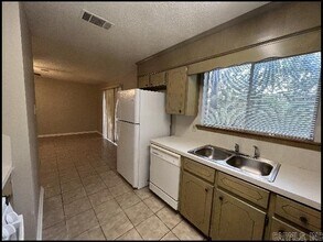 609 Nan Cir in Little Rock, AR - Foto de edificio - Building Photo