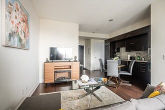 4698 Yonge St in Toronto, ON - Building Photo - Building Photo