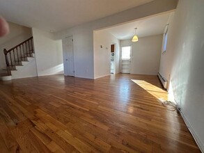 16A Van Wicklen Ct in Huntington, NY - Foto de edificio - Building Photo