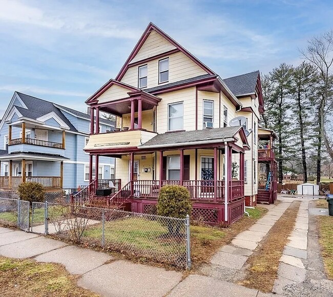 94 Monmouth St, Unit #3