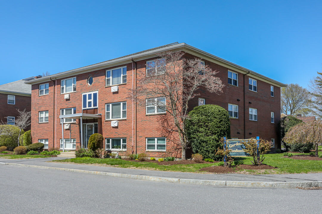 Garden Grove Condominium in Waltham, MA - Foto de edificio