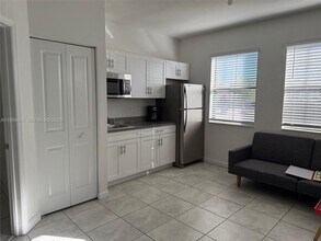 2541 SE 1st St in Homestead, FL - Building Photo - Building Photo