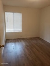 28915 E Thousand Oaks Blvd in Agoura Hills, CA - Foto de edificio - Building Photo