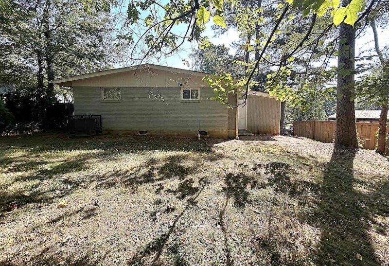 2950 Horse Shoe Dr in Atlanta, GA - Building Photo
