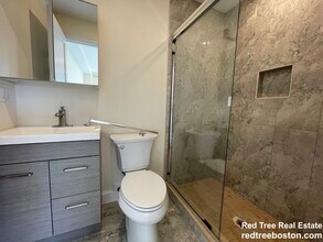 1028a Commonwealth Ave, Unit 302 in Boston, MA - Foto de edificio - Building Photo