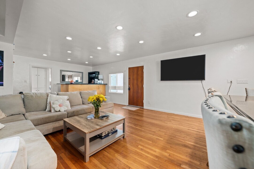 5227 E Falls View Dr in San Diego, CA - Building Photo