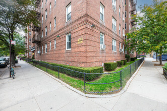 4853 44th St in Woodside, NY - Foto de edificio - Building Photo