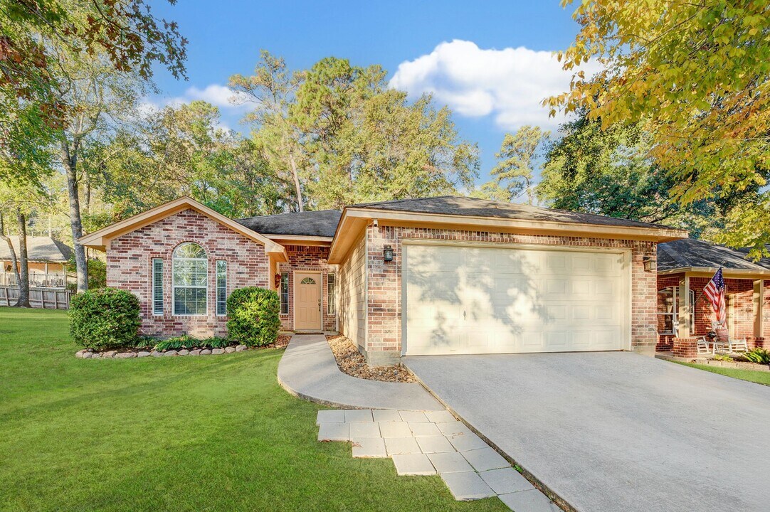 121 Clear Water W in Montgomery, TX - Building Photo