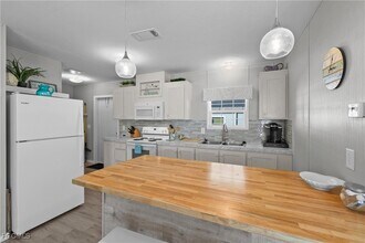 1747 Beverly Dr in Naples, FL - Building Photo - Building Photo